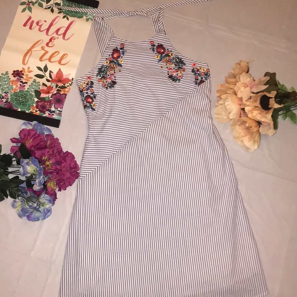 PRICE DROP‼️ 💐Gorgeous Blue and White Dress 💐